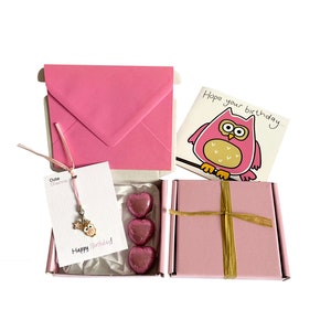 Des petits cadeaux ! ANNIVERSAIRE. Pendentif hibou, carte d'anniversaire, 3 chocolats + boîte cadeau. Personnalisable.