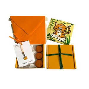 Kleine Geschenke! BLANK NOTELETT. Tiger Charm, Geburtstagskarte, 3 x Pralinen + Geschenkbox. Personalisierbar.