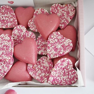 Piccole prelibatezze Scatolina rosa di cuori di cioccolato. Ideale per venirmi a prendere/regalo di anniversario, ecc. Personalizzabile. VARIE dimensioni. immagine 4