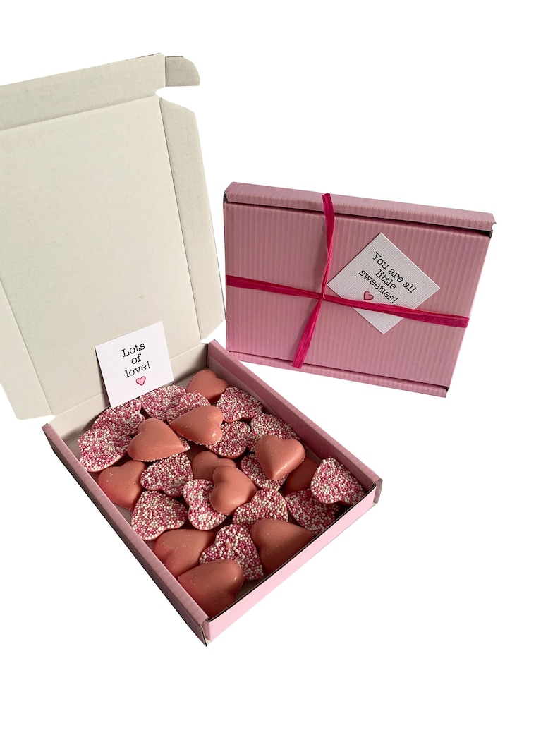 Pequeñas delicias Cajita rosa de corazones de chocolate. Ideal recogerme/regalo de aniversario, etc. Personalizable. Varios tamaños. imagen 2