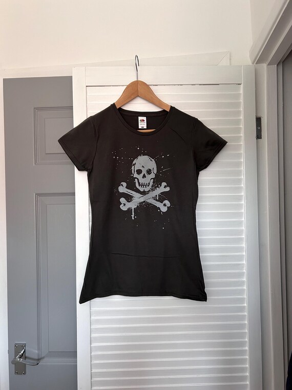 Pop up wardrobe! Size 6 only. Womens fitted SKULL tee.