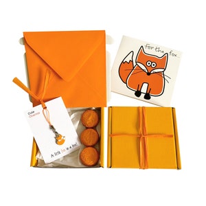 Des petits cadeaux ! ANNIVERSAIRE. Pendentif renard, carte d'anniversaire, 3 chocolats + boîte cadeau. Personnalisable.