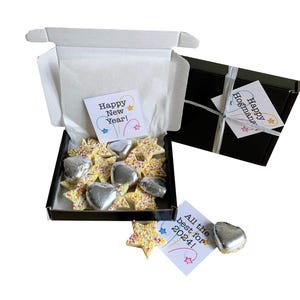 Kleine lekkernijen. 'Happy Anniversary', witte en melkchocolade. Personaliseer.