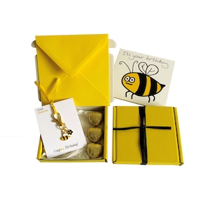 ¡Pequeños regalos! CUMPLEAÑOS. Charm de abeja, tarjeta de cumpleaños, 3 bombones + caja de regalo. Personalizable.