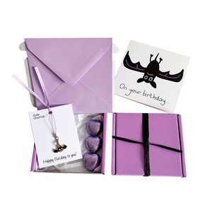 Des petits cadeaux ! ANNIVERSAIRE. Breloque chauve-souris, carte d'anniversaire, 3 chocolats + boîte cadeau. Personnalisable.