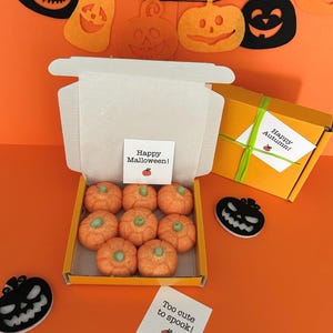 Tiny treats! Little 'Halloween' box of mallow pumpkins. Personalisable.
