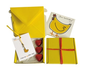 ¡Pequeños regalos! CUMPLEAÑOS. Colgante de gallina, tarjeta de cumpleaños, 3 bombones + caja de regalo. Personalizable.