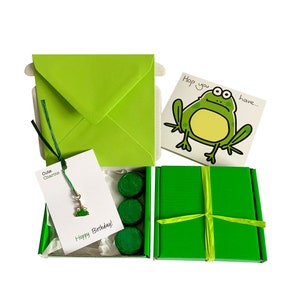 Kleine cadeautjes! VERJAARDAG. Bedel kikker, verjaardagskaart, 3 x bonbons + geschenkdoos. Personaliseerbaar.