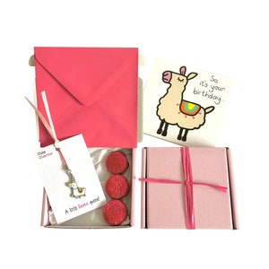 Des petits cadeaux ! ANNIVERSAIRE. Breloque lama, carte d'anniversaire, 3 chocolats + boîte cadeau. Personnalisable.