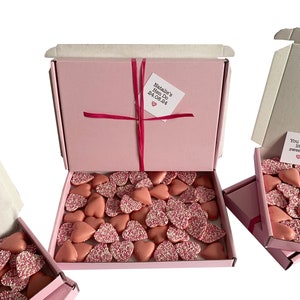 Piccole prelibatezze Scatolina rosa di cuori di cioccolato. Ideale per venirmi a prendere/regalo di anniversario, ecc. Personalizzabile. VARIE dimensioni. immagine 3