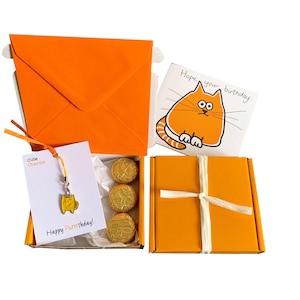 Des petits cadeaux ! ANNIVERSAIRE. Pendentif chat roux, carte d'anniversaire, 3 chocolats + boîte cadeau. Personnalisable.