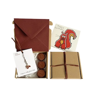 Kleine cadeautjes! VERJAARDAG. Bedel eekhoorn, verjaardagskaart, 3 x bonbons + geschenkdoos. Personaliseerbaar.