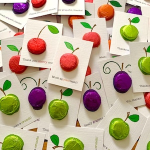 Pequenas guloseimas! Cartões de chocolate com tema de frutas e 'obrigado'. Várias cores/sabores. Personalize.