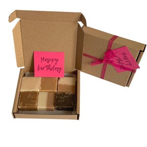 Pudełko prezentowe HAPPY BIRTHDAY z luksusowym, ręcznie robionym fudge. Różne smaki/rozmiary. Personalizuj.