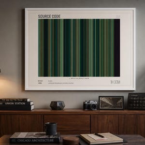 Könnte beinhalten: Ein gerahmtes Filmplakat mit dem Titel Source Code, das eine vertikale Grafik im Barcode-Stil zeigt, die aus verschiedenen Schattierungen von grünen, schwarzen und dunkel-türkisfarbenen Streifen besteht. Der Druck enthält den Titel, das Jahr 2011 und die Laufzeit.