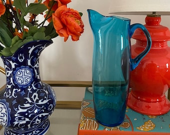 Jarra de martini Aqua vintage soplada a mano, artículos de bar de mediados de siglo.