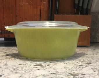 Pyrex Verde #472 1 1/2 QT Round Cinderella Casserole Dish with Lid - Light Avocado Green Solid Color