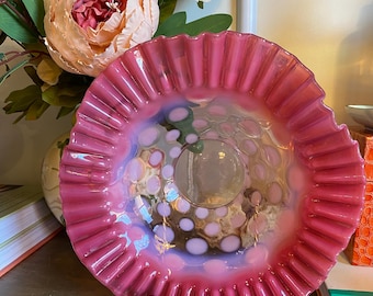 Plato de dulces Fenton color rosa frambuesa con volantes, opalescente, con diseño de monedas y puntos. Objeto de colección de vidrio.