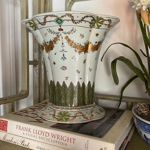 Maceta de porcelana United Wilson - Maceta con diseño Luis XVI Meneval, jarrón con abanico floral festoneado, reproducción pintada a mano de Roger's Garden
