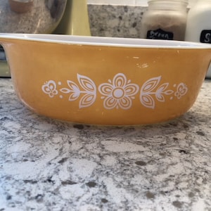 Pyrex  Butterfly Gold 1.5 quart oval casserole dish #043