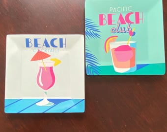 2er-Set Novogratz Melamin-Teller | Pacific Beach Club & Beach Cocktails | Retro-Stil der 80er Jahre, Miami Vice | 20 cm große, quadratische Servierteller im tropischen Design
