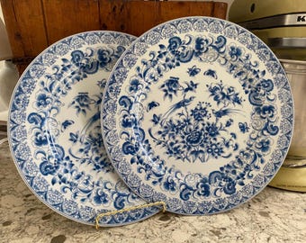 Platos coleccionables antiguos de porcelana china azul y blanca pintados a mano. Juego de 2.