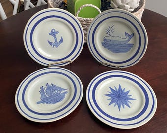 Set di piatti nautici vintage in gres con motivo glicine, balena, ancora, barca a vela e rosa dei venti.