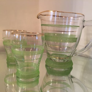 Glazen kan uit het midden van de eeuw dunne strepen 24 kt goud - lentegroen - handgeblazen glas - gouden rand - barwagenaccessoire - cocktailserver