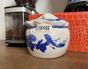 Vintage landelijke Franse blauwe en witte Morning Glory Coffee keramisch wandvak met deksel