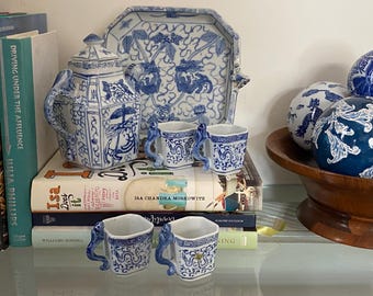 Servizio da tè vintage in porcellana blu e bianca con drago, in stile Chinoiserie, composto da teiera e tazze in miniatura con manici a salamandra.