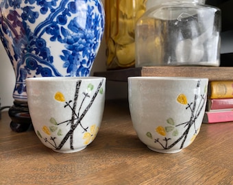 Tazas de té de cerámica Ebros con diseño de flores de cerezo amarillas japonesas (Sakura Blossoms) - Juego de 2