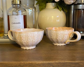 Tazas de té vintage con textura de erizo de mar, asa de rama de coral, tazas de cerámica con brillo iridiscente intenso, juego de té Coastal Cottage, par