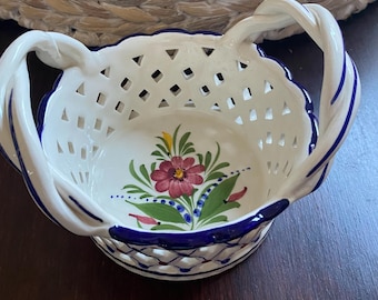 Cesta de cerámica portuguesa vintage con celosía, cuenco para bayas de mayólica calada con motivos florales pintados a mano y asas retorcidas, 904-P