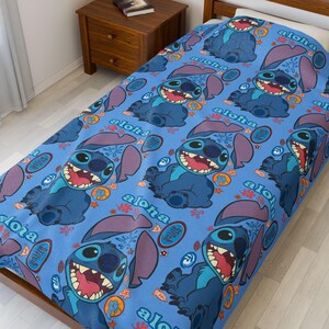 Manta de felpa de terciopelo con estampado Aloha de Stitch / Dibujos tropicales azules imagen 1