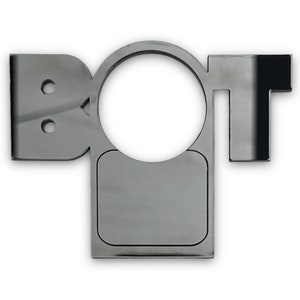 Könnte beinhalten: Ein silberner Flaschenöffner aus Metall mit einem runden und einem rechteckigen Ausschnitt. Der Flaschenöffner ist in Form des Wortes "BOT" gestaltet.