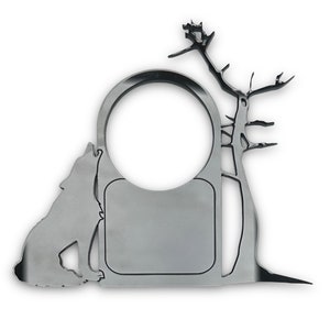 Może przedstawiać: Srebrny metalowy wycięty kształt wilka wyjącego do księżyca, drzewa i okrągłej ramki. Ramka ma prostokątne miejsce na zdjęcie lub napis.