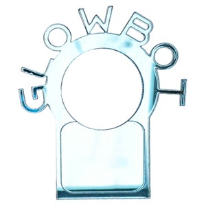 Może przedstawiać: Srebrna plastikowa ramka z napisem "GLOWBO" napisanym wokół obwodu. Ramka ma okrągły otwór w środku i prostokątny otwór na dole.