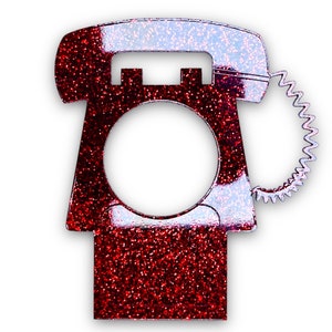 Może przedstawiać: Czerwony telefon tarczowy z błyszczącymi drobinkami, z białą tarczą i zakręconym kablem. Telefon jest w stylu vintage i ma błyszczące czerwone wykończenie.
