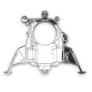 Może przedstawiać: Srebrny metalowy wykrój modułu księżycowego, statku kosmicznego, który wylądował na księżycu. Wykrój jest szczegółowy i zawiera nogi lądowania, stopień wznoszenia i stopień opadania.