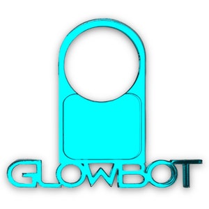 Może przedstawiać: Jasnoniebieski plastikowy pierścień z prostokątną etykietą z napisem "GLOWBOT". Pierścień ma duży okrągły otwór i mniejszy prostokątny otwór.