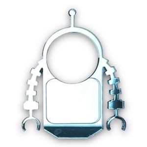 Może przedstawiać: Srebrny otwieracz do butelek w kształcie robota z okrągłą głową i dwoma ramionami. Ramiona są wykonane z szeregu połączonych kół.