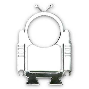 Może przedstawiać: Srebrna metalowa ozdoba w kształcie robota z okrągłym otworem w środku i anteną na górze.