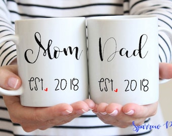 15% OFF| New MOM or DAD Est. Year Mugs| Pregnancy Announcement| Coffee Mugs for New Parents| New Parent Mug Set| Baby Announcement