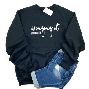 Winging It #momlife Mom Sweatshirt, Womens Pullover, Crewneck Sweatshirt Fleece Crewneck Long Sleeve Mama Shirts, Funny Gift for Mom