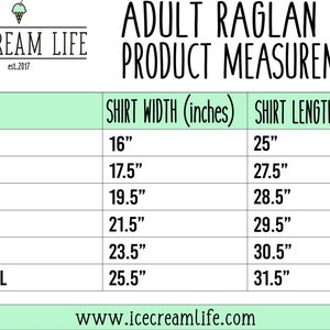 K&ouml;nnte beinhalten: Eine Tabelle mit den Gr&ouml;&szlig;en und Ma&szlig;en von Raglan-Shirts f&uuml;r Erwachsene in Zoll. Die Tabelle listet die Gr&ouml;&szlig;en von XS bis 2XL mit den entsprechenden Ma&szlig;en f&uuml;r die Shirtbreite und -l&auml;nge auf.