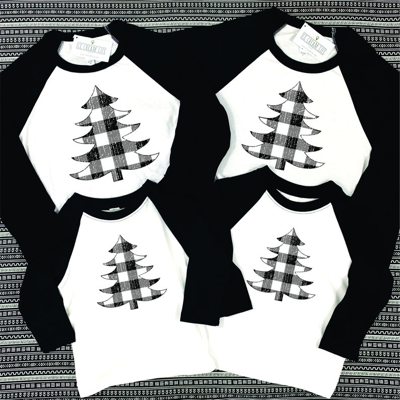 K&ouml;nnte beinhalten: Vier schwarze und wei&szlig;e Baseball-Shirts mit einem schwarzen und wei&szlig;en karierten Weihnachtsbaum-Design. Die Shirts haben wei&szlig;e &Auml;rmel und einen schwarzen Kragen.