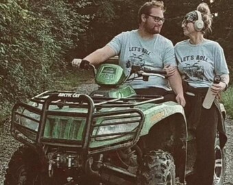 Camiseta Lets Roll Mudding, regalo de ATV, regalo de camiseta de cuatro ruedas, regalo para él, regalo para mamá, regalo para amantes de las actividades al aire libre, paseos por el bosque en el barro