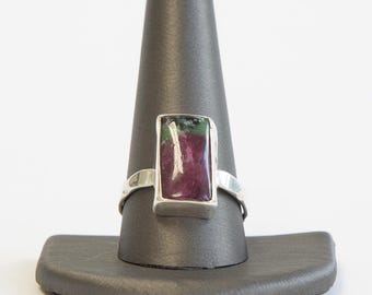 Bague en argent avec pierre de zoïsite vert et rose rougeâtre