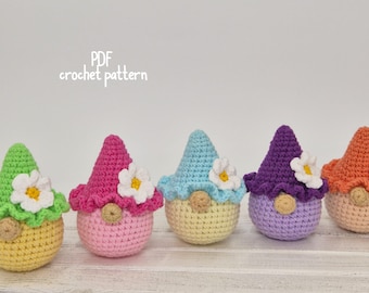 Padrão de crochê amigurumi de gnomo com flor branca