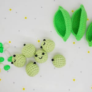Pu&ograve; includere: Set di bruchi e foglie verdi all'uncinetto. Il bruco ha un corpo verde chiaro con occhi e antenne neri. Le foglie sono di un verde brillante. Il set &egrave; disposto su uno sfondo bianco con stelle.
